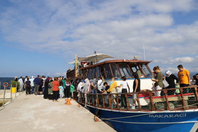 ADAYA ZİYARETÇİ AKINI