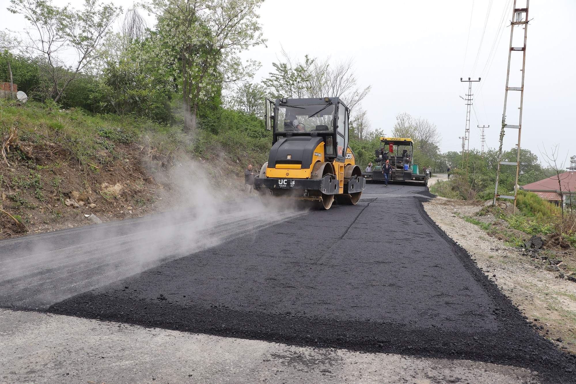 3 İLÇE İLE 10 MAHALLEYİ BİRBİRİNE BAĞLAYAN YOL ASFALTLANIYOR