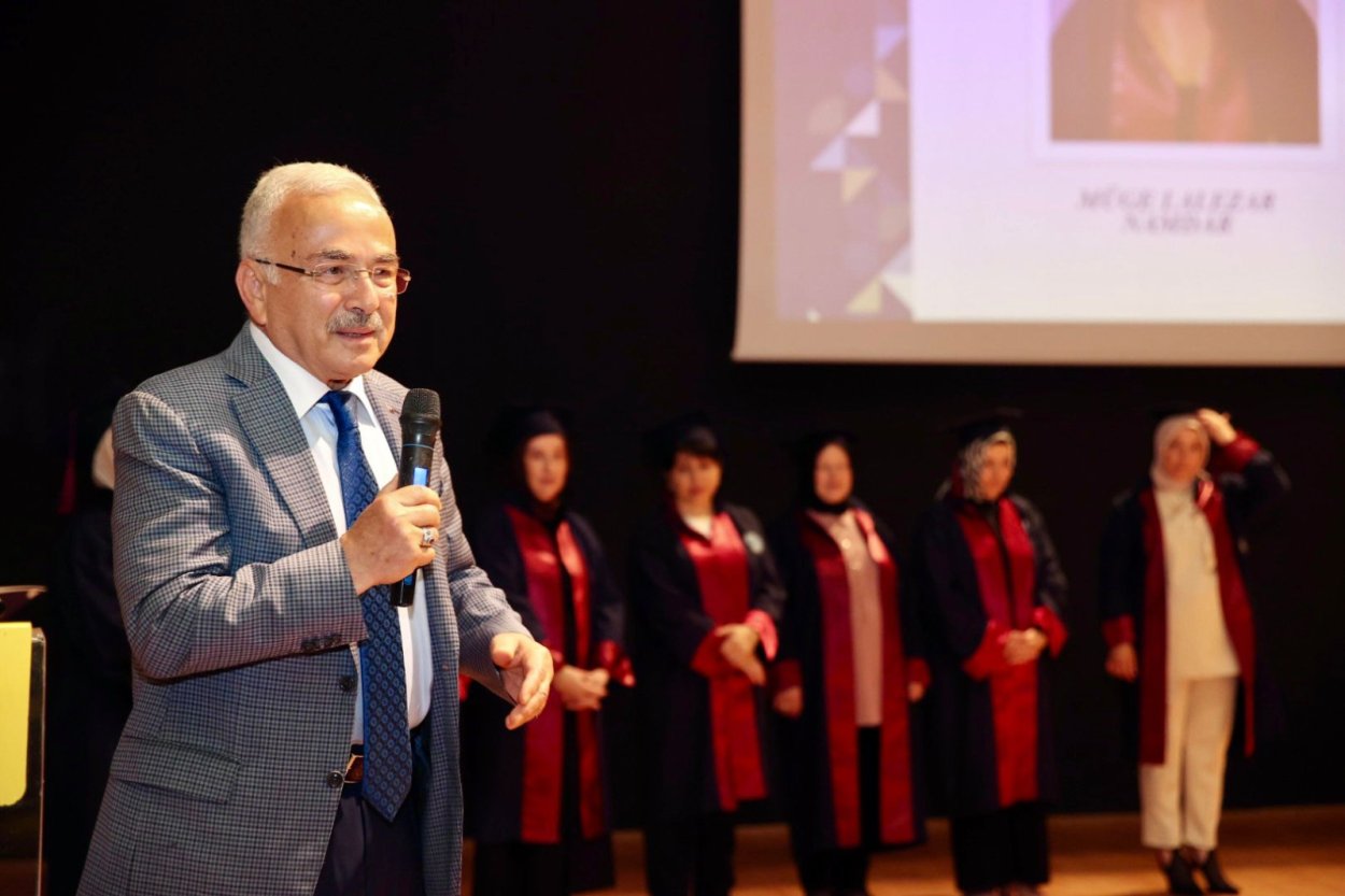 ANNE ÜNİVERSİTESİ ÖĞRENCİLERİ MEZUN OLDU