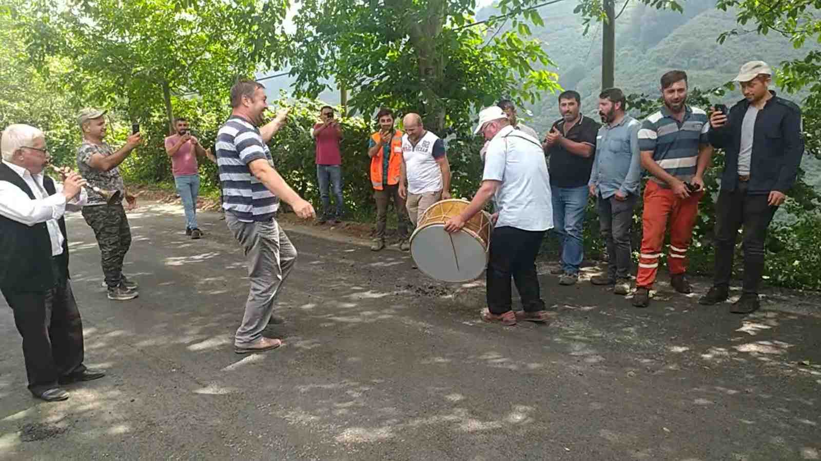 ASFALT EKİPLERİNİ DAVUL ZURNA İLE KARŞILADILAR