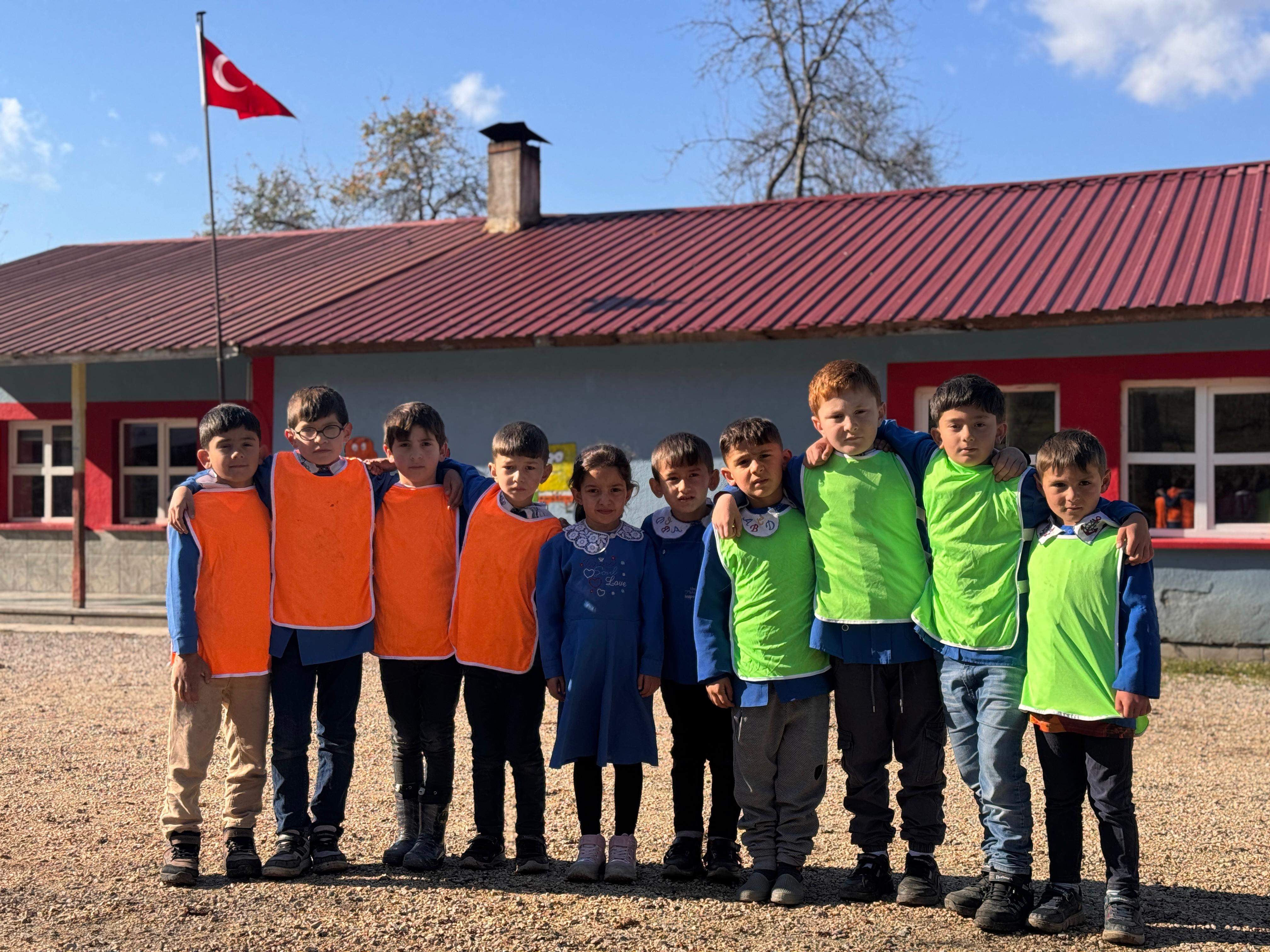 BAŞKAN GÜLER’DEN KORGAN TERZİLİ İLKOKULU ÖĞRETMEN VE ÖĞRENCİLERİNE SÜRPRİZ