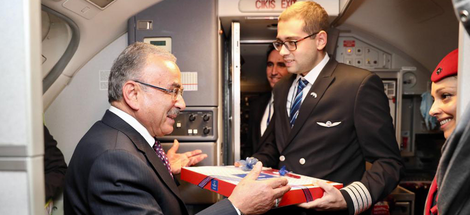 BAŞKAN GÜLER’DEN UÇAKTA FINDIKLI BAKLAVA SÜRPRİZİ