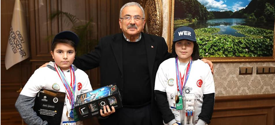 BAŞKAN GÜLER “EN İYİ ROBOT TAKIMI”NI AĞIRLADI