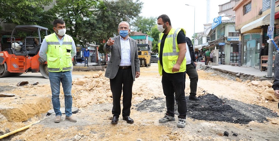 BAŞKAN GÜLER, İKİ CADDEDE DEVAM EDEN ÇALIŞMALARI YERİNDE İNCELEDİ