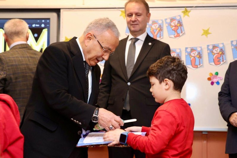 BAŞKAN GÜLER MİNİKLERİN KARNE SEVİNCİNE ORTAK OLDU