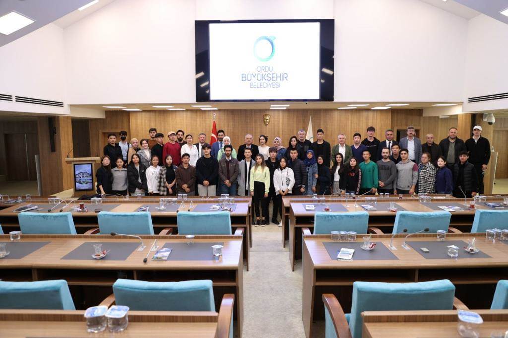 BAŞKAN GÜLER ODÜ’DE EĞİTİM GÖREN YABANCI UYRUKLU ÖĞRENCİLERİ AĞIRLADI