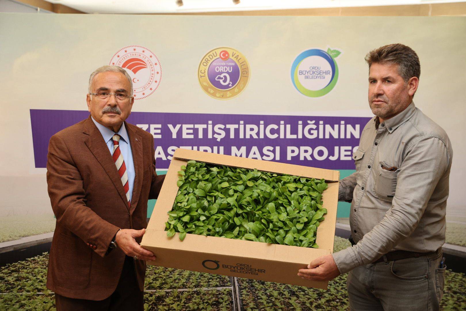 BÜYÜKŞEHİR, 600 BİN ÜCRETSİZ FİDE DAĞITTI