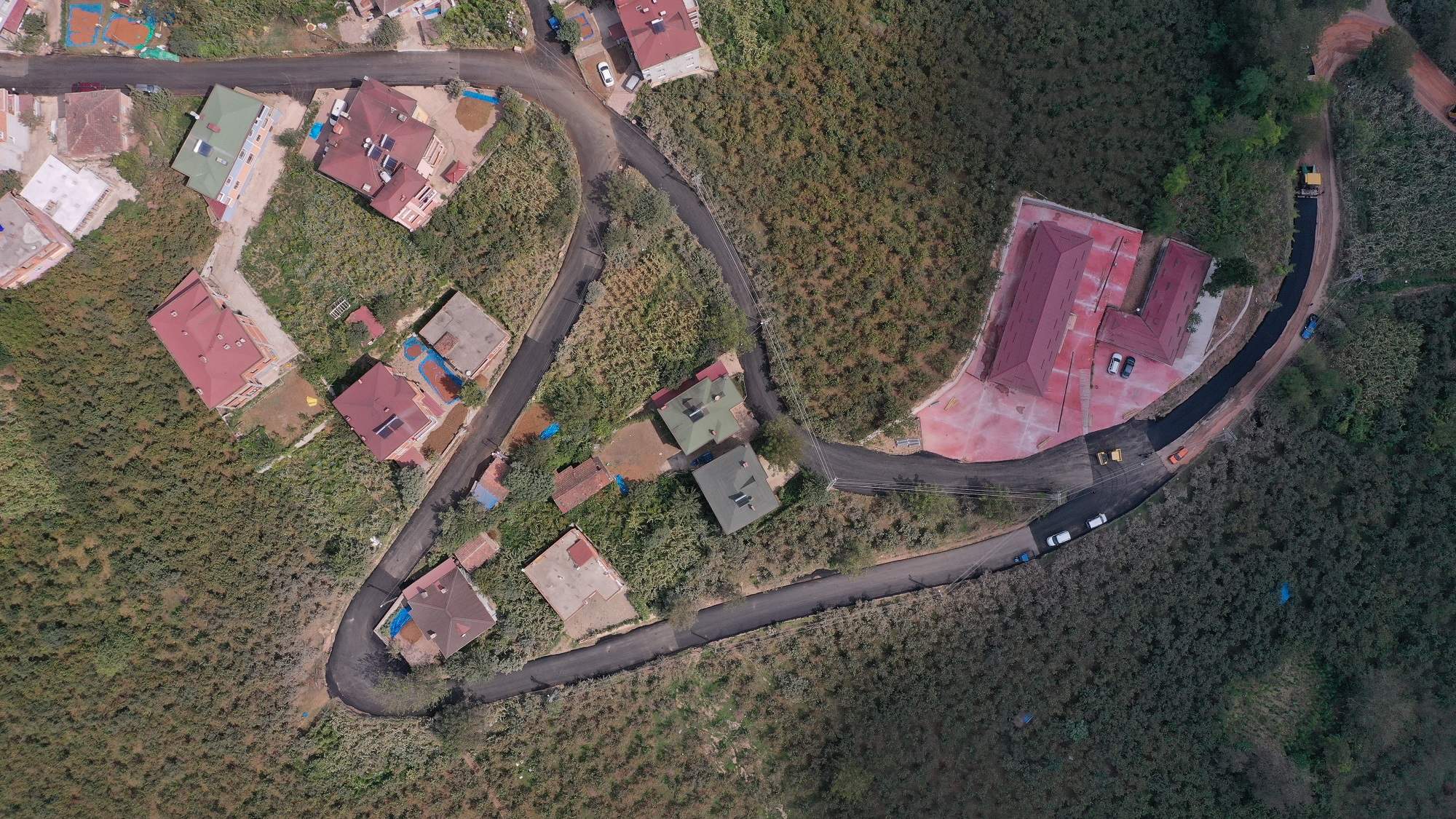 BÜYÜKŞEHİR ÇATALPINAR’DA YOL VE SU SORUNUNU ÇÖZÜYOR