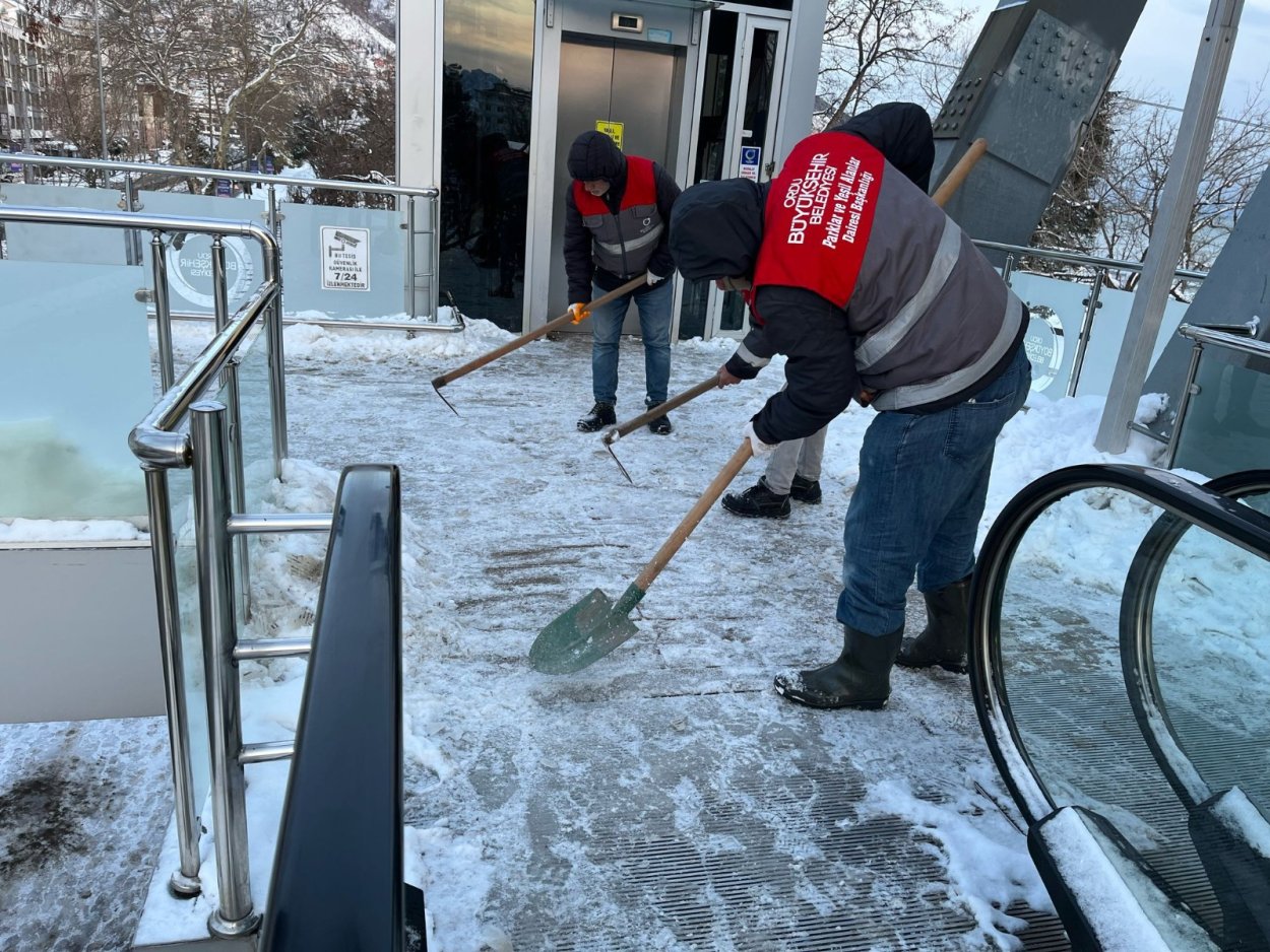 BÜYÜKŞEHİR EKİPLERİ YAYALAR İÇİN SEFERBER