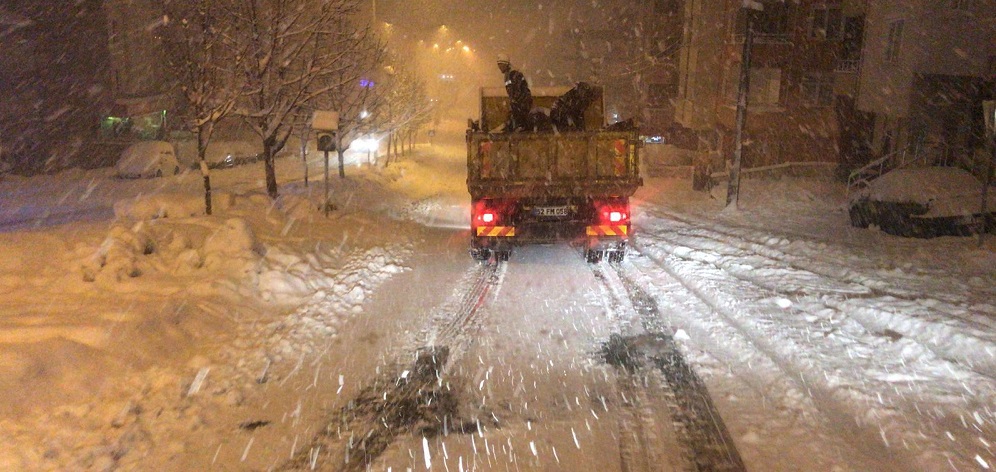 BÜYÜKŞEHİR GECE GÜNDÜZ KARLA MÜCADELE EDİYOR