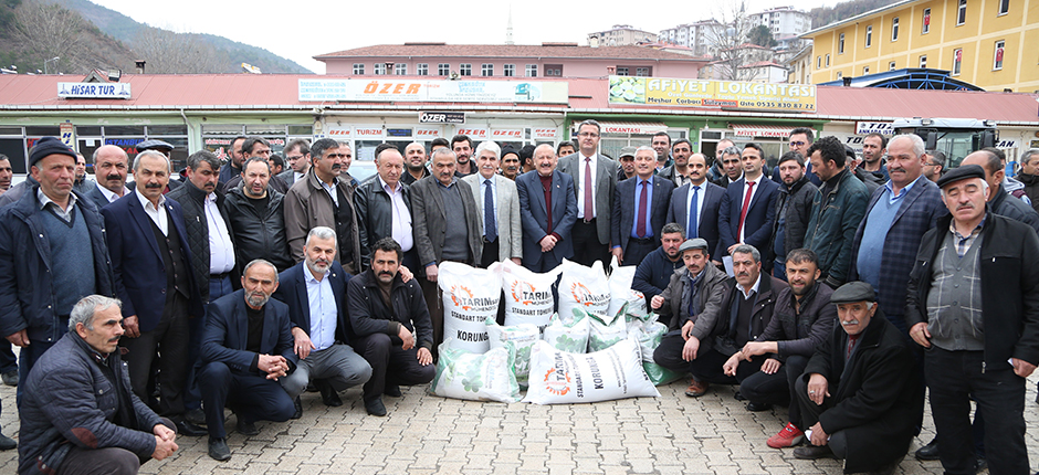 ÇİFTÇİLERE KORUNGA VE YONCA TOHUMU DAĞITILDI