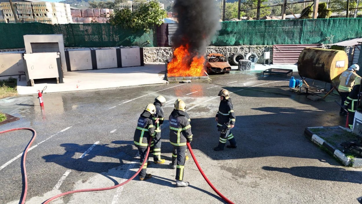 GELECEĞİN İTFAİYECİLERİNE ORDU İTFAİYESİ EĞİTİM VERİYOR