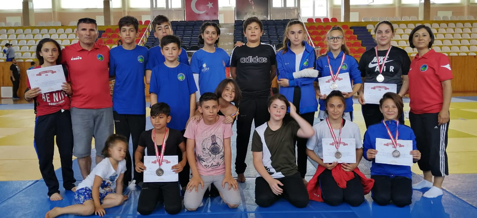 GELECEĞİN ŞAMPİYONLARI 6 MADALYA İLE DÖNDÜ