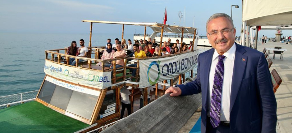 GEZİNTİ TEKNESİNDE KAHVALTI KEYFİ