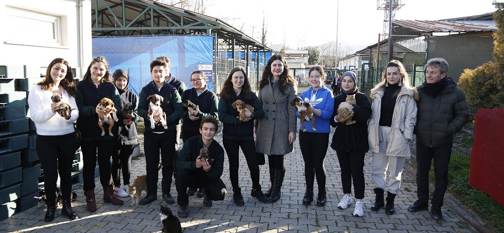 HER OKULA BİR HAYVAN SAHİPLENDİRİLİYOR