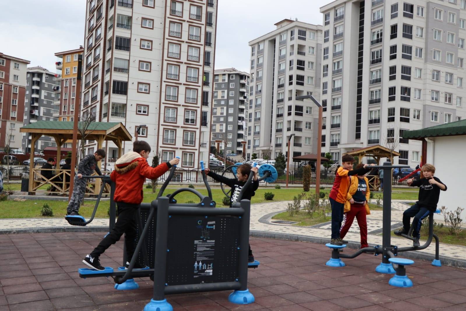 HER ŞEY ONLAR GÜLSÜN DİYE