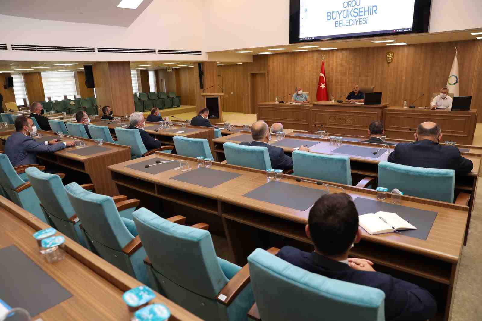 HİLMİ GÜLER: “İLÇE BELEDİYELERİ HEDEF BÜYÜTMELİ”