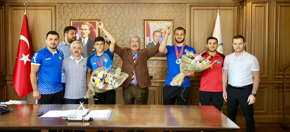  HİLMİ GÜLER: “SPORCULARIMIZ İLİMİZİ DÜNYAYA DUYURACAK”