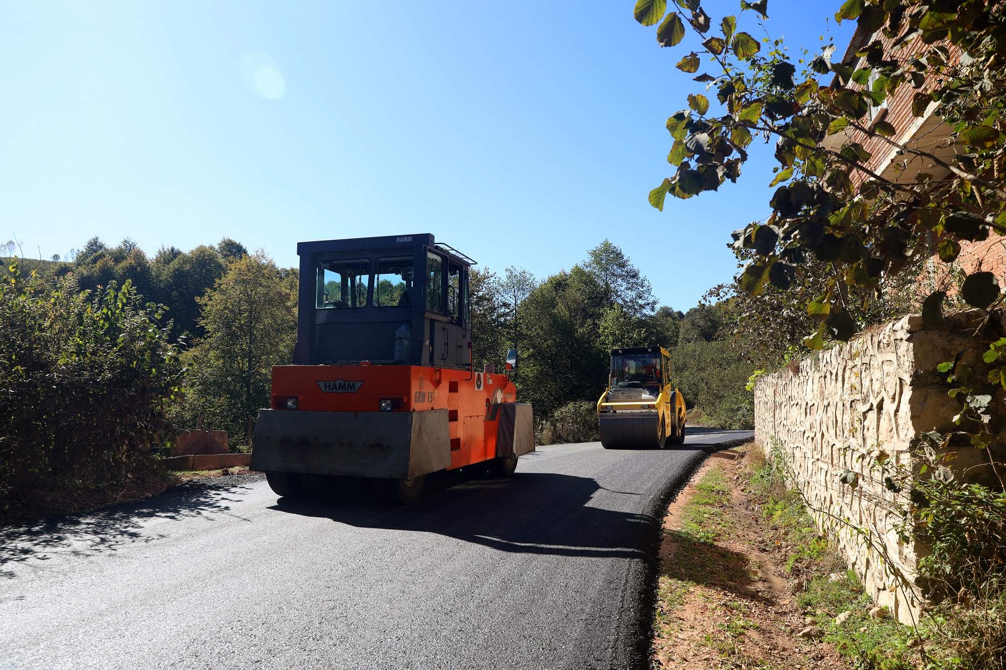 İKİ İLÇEYİ BAĞLAYAN 12 KM’LİK YOLA SICAK ASFALT 
