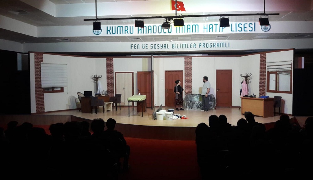 İLÇELERDE TİYATRO RÜZGARI ESİYOR