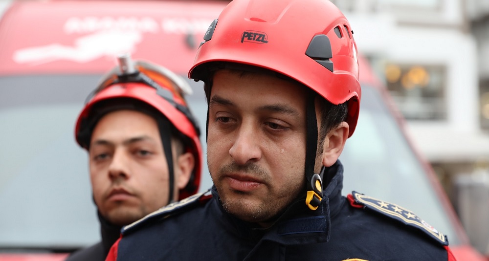 KAHRAMAN İTFAİYECİ O ANLARI GÖZYAŞLARIYLA ANLATTI