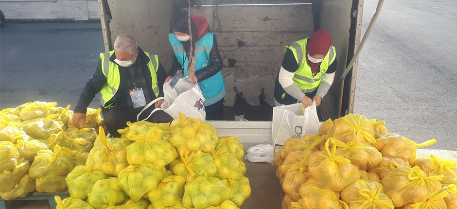 KAPI KAPI GEZEREK YARDIM ELİ UZATILIYOR