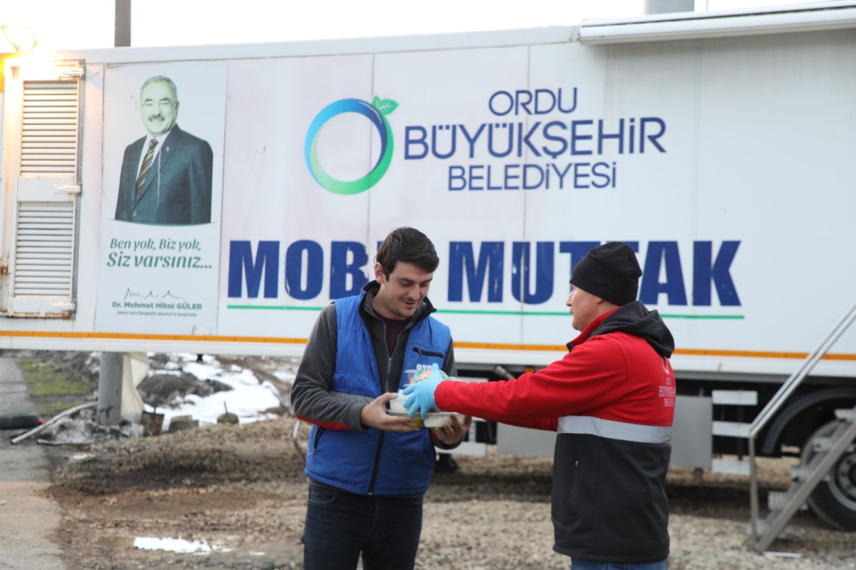 KARADENİZ SAHİL YOLUNDA İFTAR SAATİ BEREKETİ.