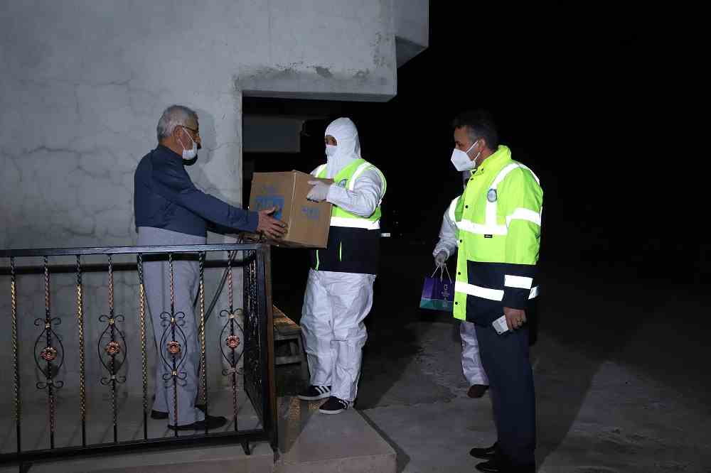 KARANTİNA MAHALLELERİNE YARDIMLAR GEÇİKMEDİ