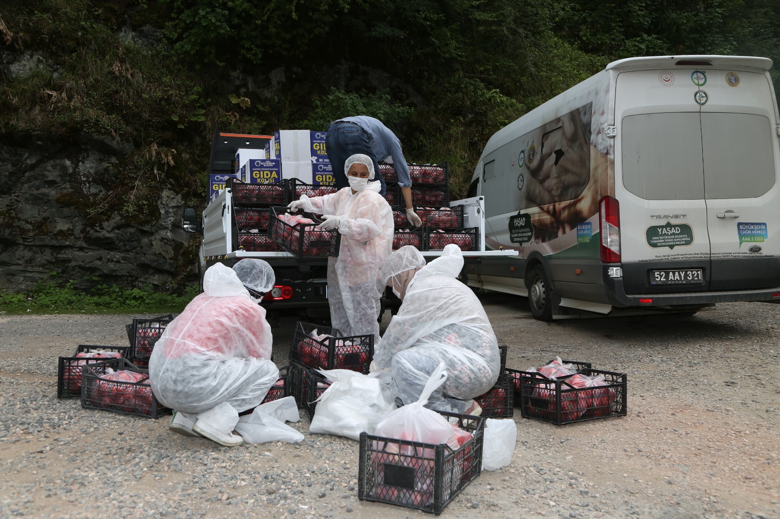 KARANTİNADAKİ MAHALLEYE BÜYÜKŞEHİR DESTEĞİ