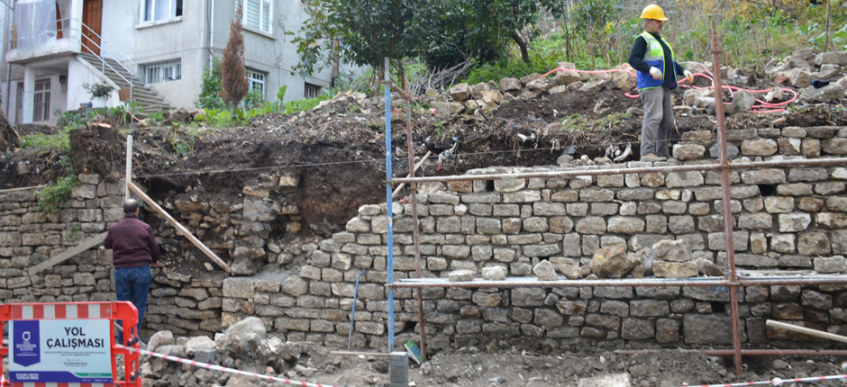 KENTSEL SİT ALANINDAKİ TARİHİ TAŞ DUVARLAR ONARILIYOR