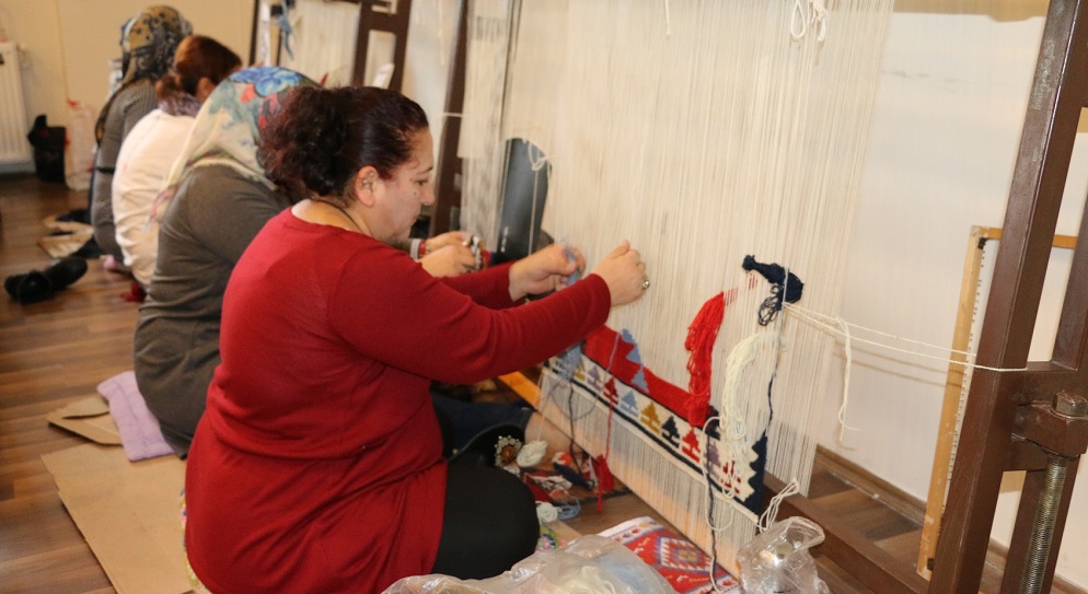 KOYUN YÜNÜNDEN ORDU KİLİMİ DOKUNUYOR