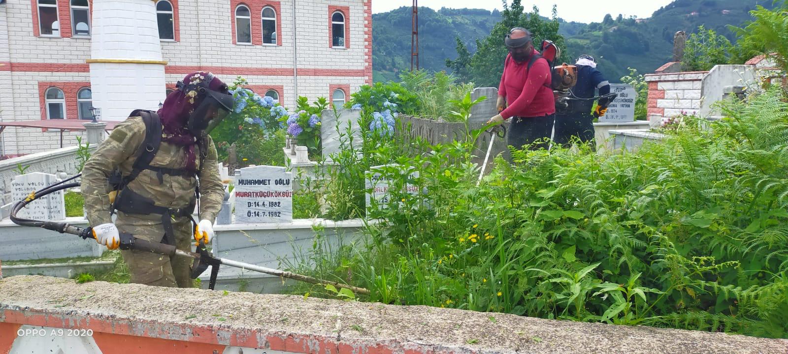MEZARLIKLARDA BAYRAM HAZIRLIĞI