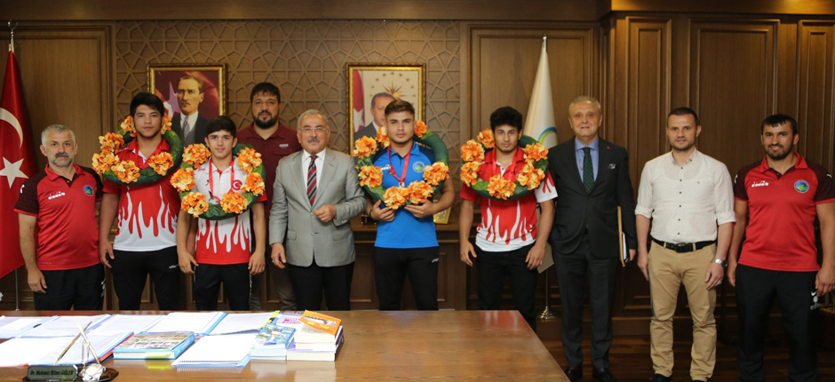 MİLLİ GÜREŞÇİLER GURURLANDIRDI