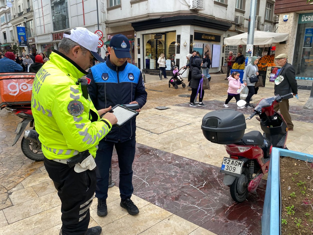 ORDU’DA TRAFİĞE KAPALI CADDELERDE MOTOSİKLET DENETİMİ