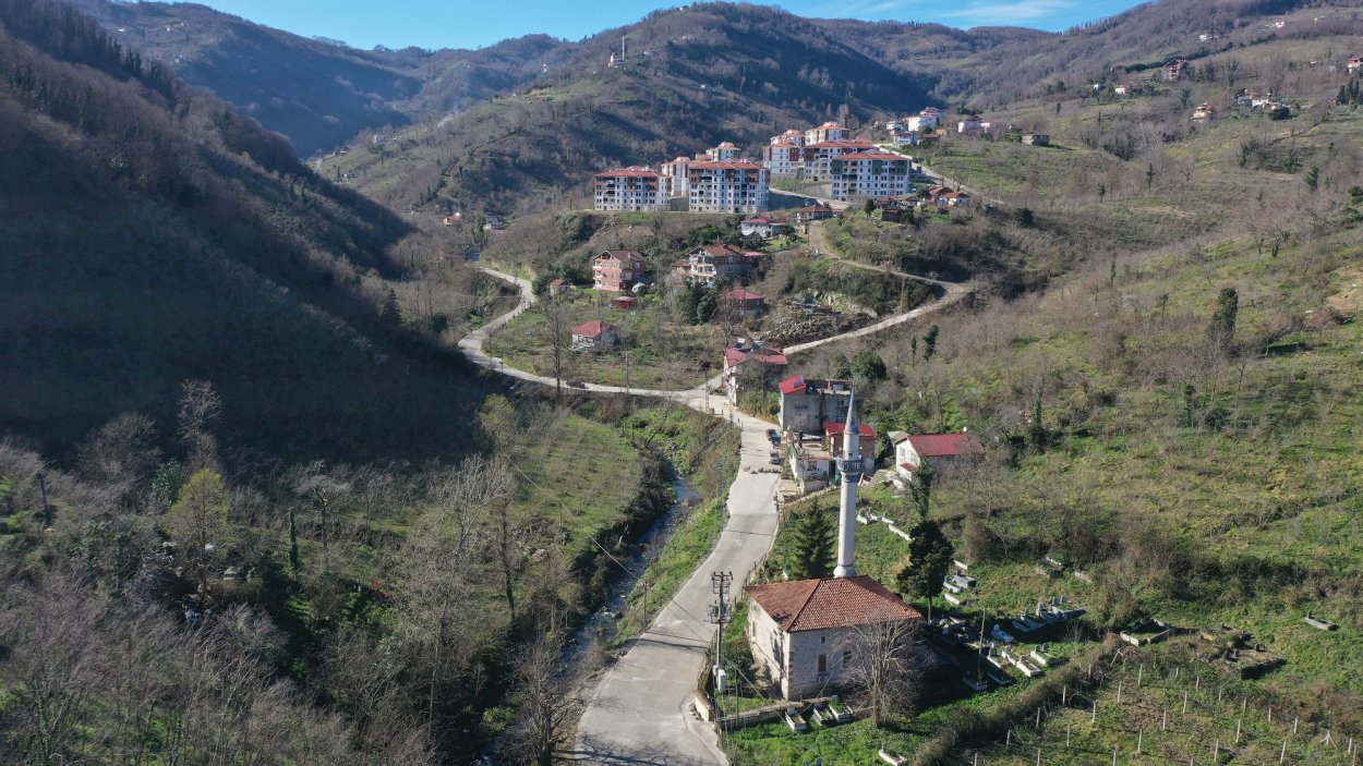 PERŞEMBE DÜZ MAHALLE BETON YOL KONFORUNA KAVUŞTU