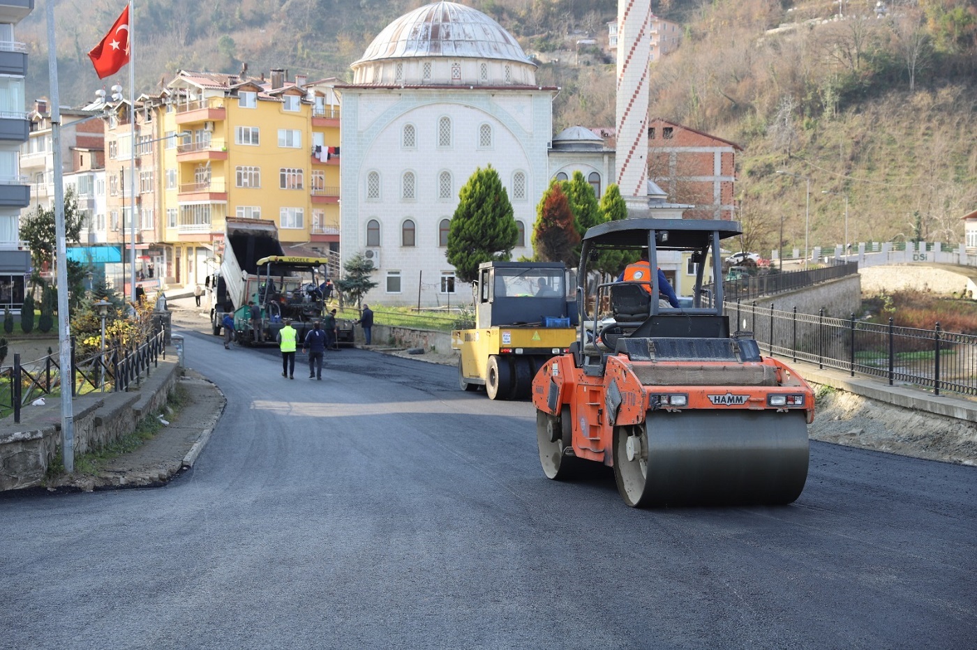 ‘SAKİN ŞEHİR’DE SICAK ASFALT SEVİNCİ