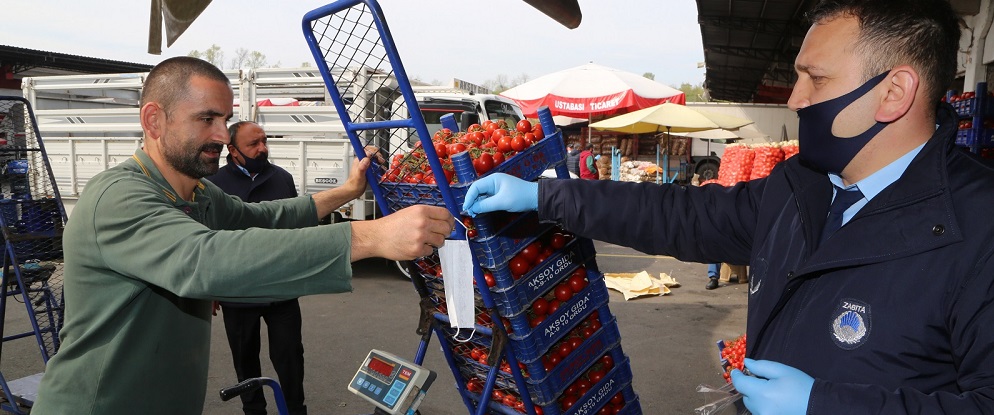 SEBZE MEYVE HALLERİNE MASKE DAĞITIMI YAPILDI