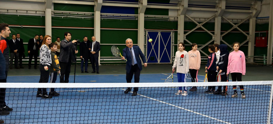 SEVGİ EVİ’NDEKİ ÇOCUKLARA ÜCRETSİZ TENİS KURSU