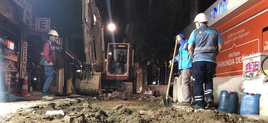 SIRRIPAŞA CADDESİNDE ALT YAPI ÇALIŞMALARI DEVAM EDİYOR