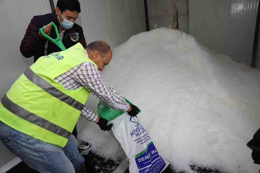 SU ÜRÜNLERİ MERKEZİNE YENİ BUZ MAKİNESİ