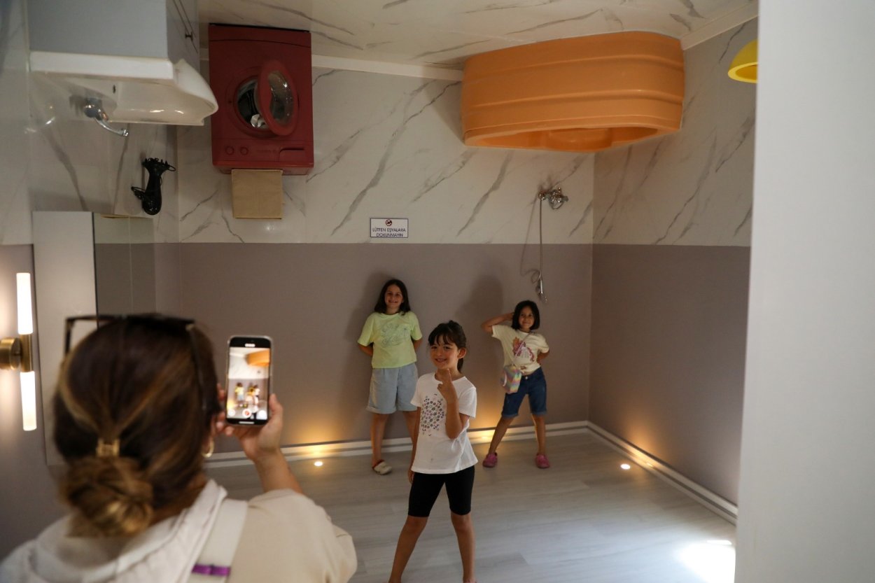 “TERS EV” YENİLENEN YÜZÜYLE MİSAFİRLERİNİ AĞIRLIYOR