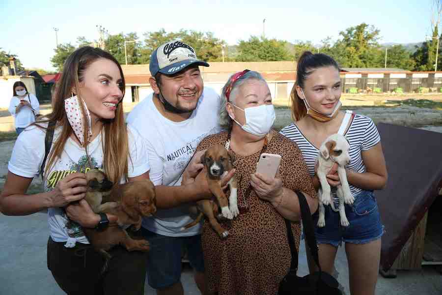 ÜNLÜ OYUNCULAR CAN DOSTLARLA