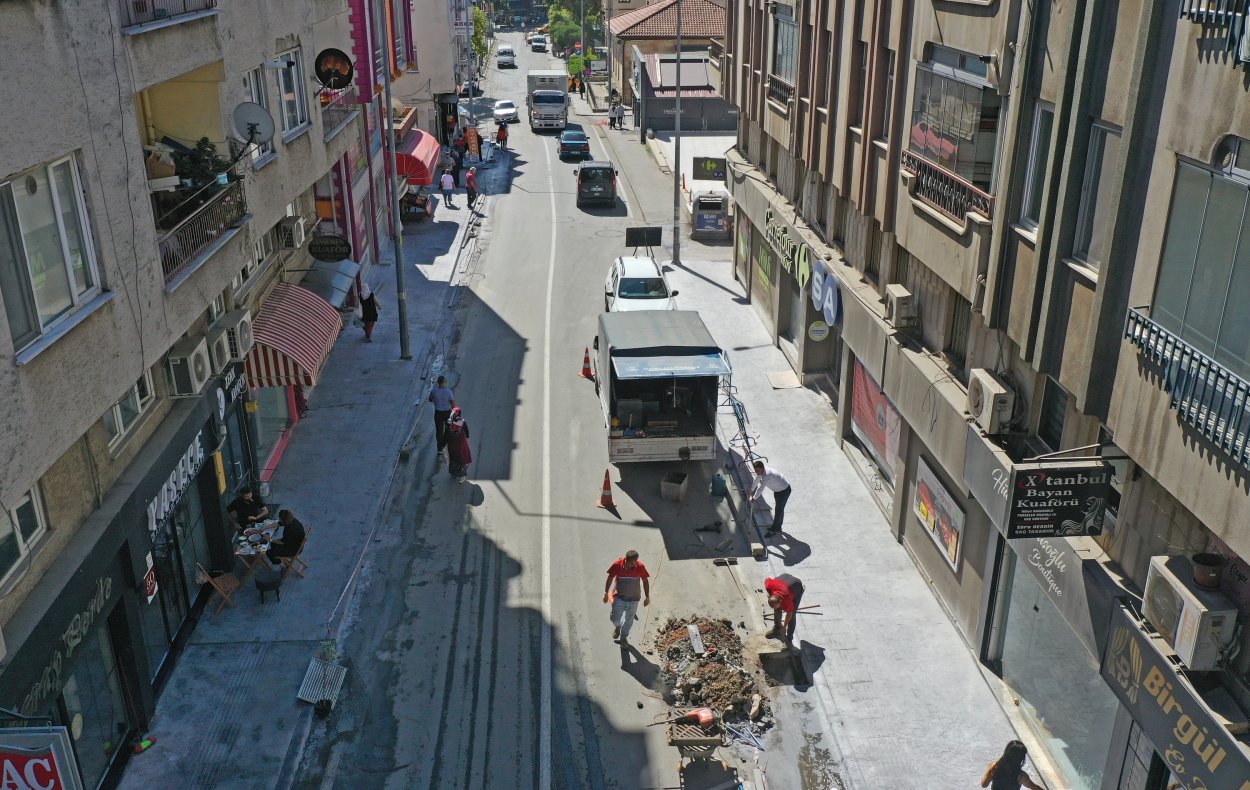 ÜNYE’NİN EN İŞLEK CADDESİNDE KALDIRIMLAR YENİLENİYOR