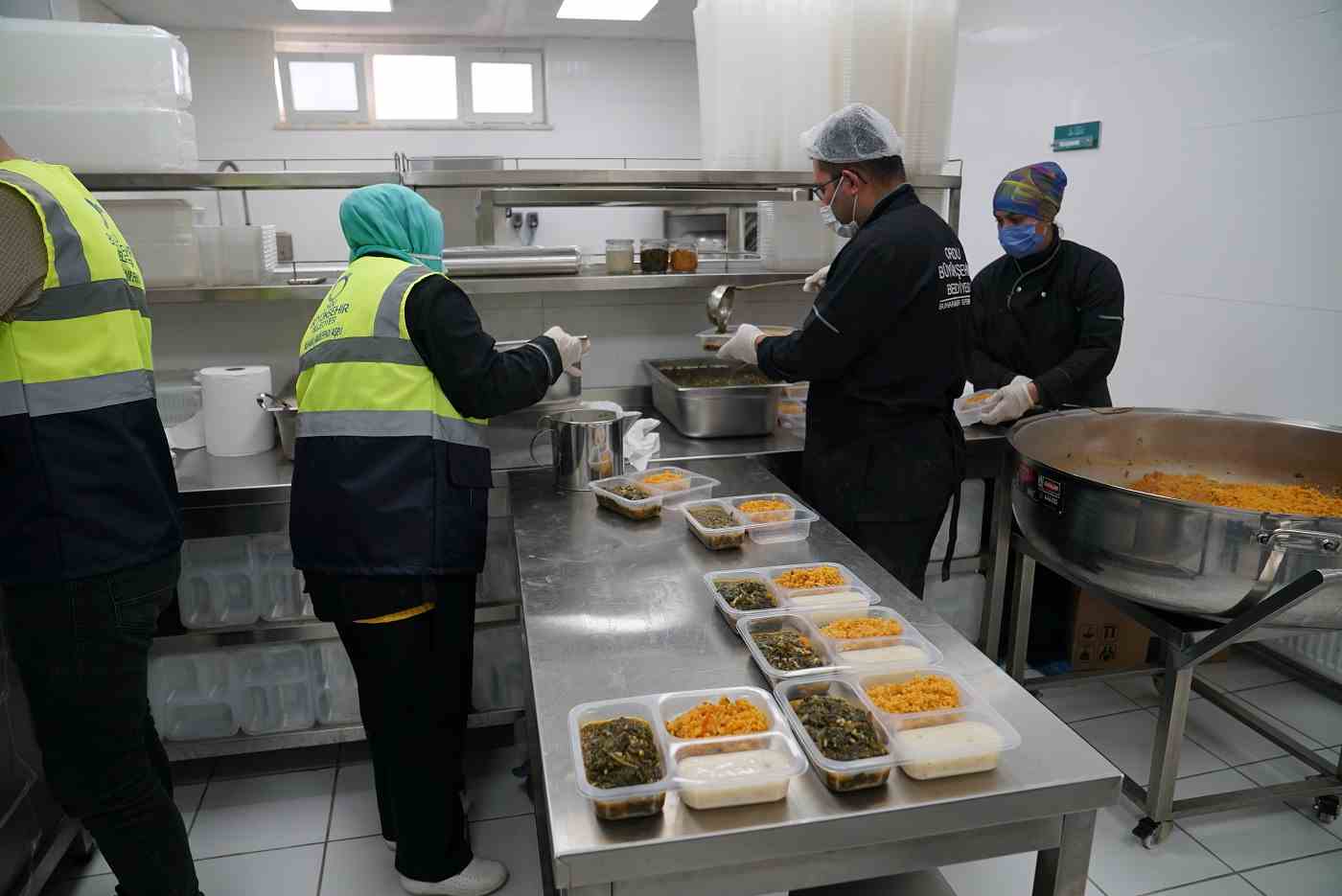 ÜRETİCİLER YETİŞTİRİYOR AŞEVİNDE PİŞİRİLİYOR