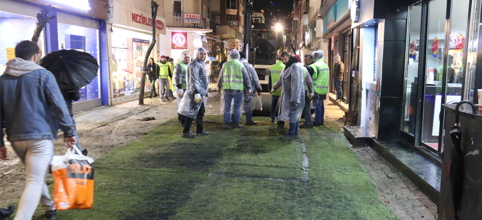 VATANDAŞLAR İÇİN CADDEYE HALI SERİLDİ