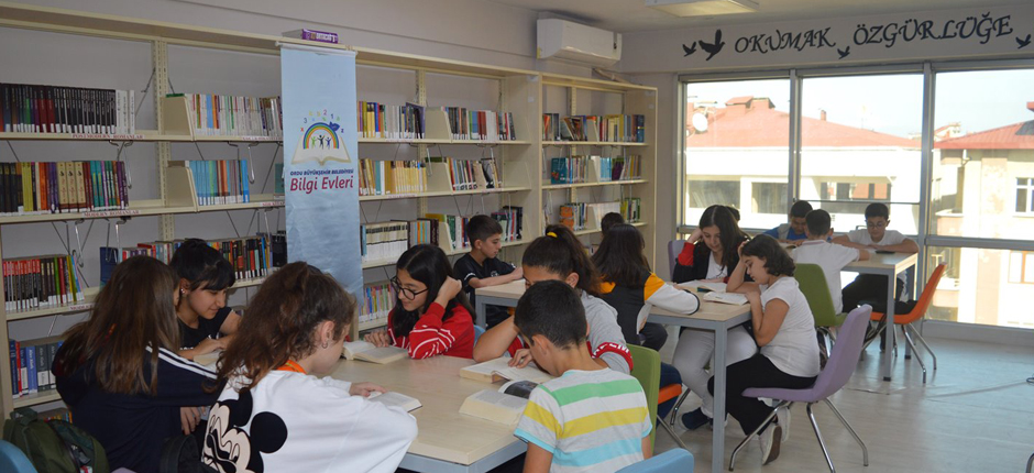 YENİLENEN BİLGİ EVİ KÜTÜPHANELERİ KİTAP KURTLARINI BEKLİYOR