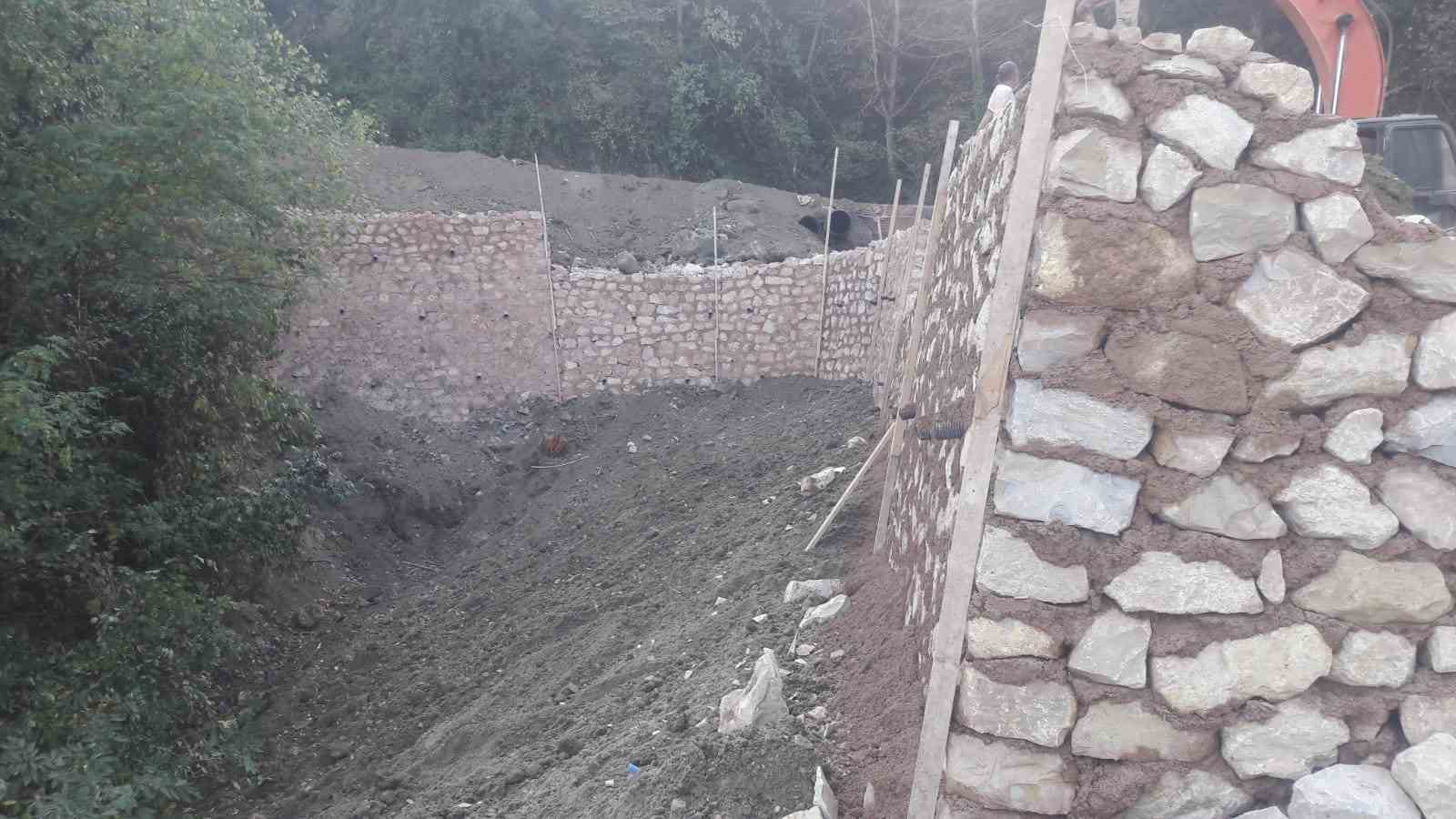 YOLLAR KORUMA ALTINDA 