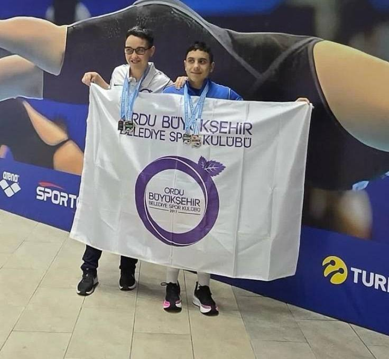 Yüzücülerden Gururlandıran Derece