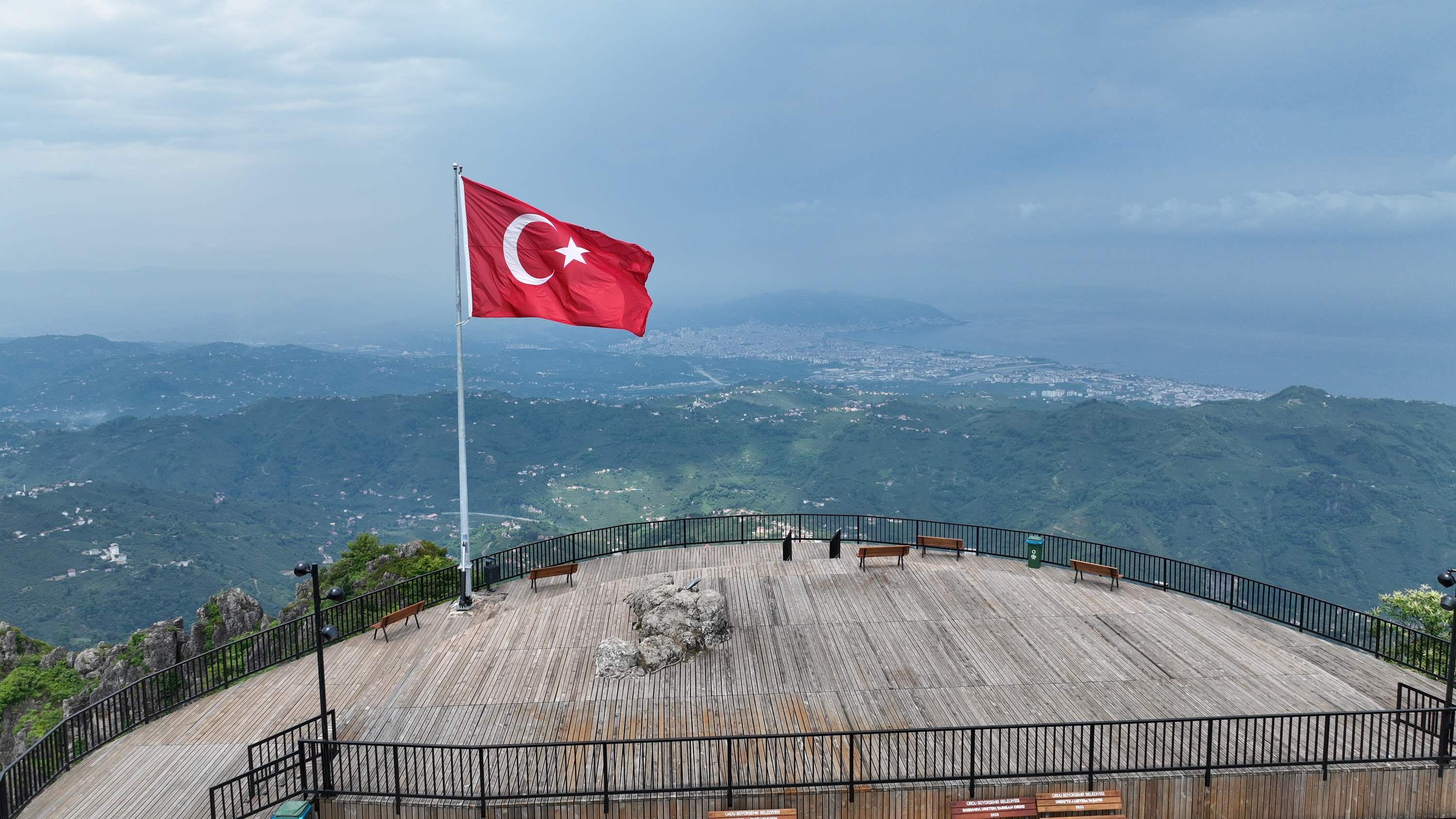 ZİRVEYE TIRMANAN YOROZ’A HAYRAN KALIYOR